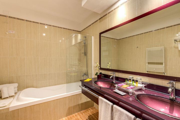 Room 32 of 47
