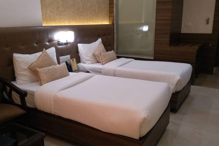 Room 7 of 12