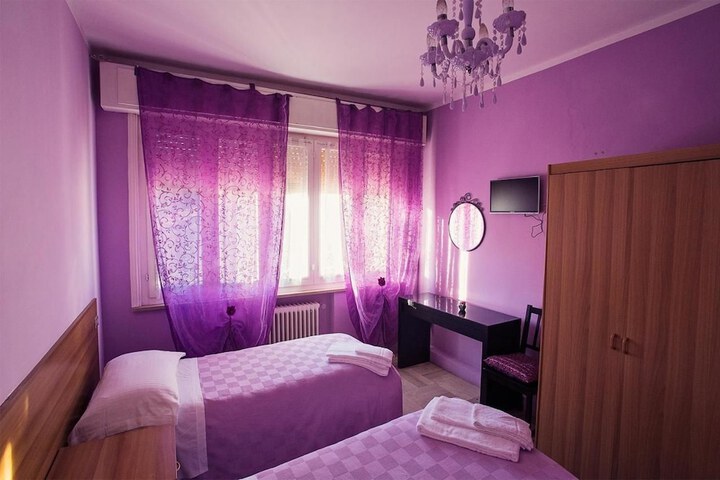 Room 8 of 12