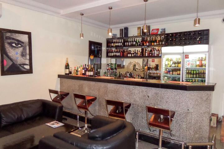 Lounge 9 of 18