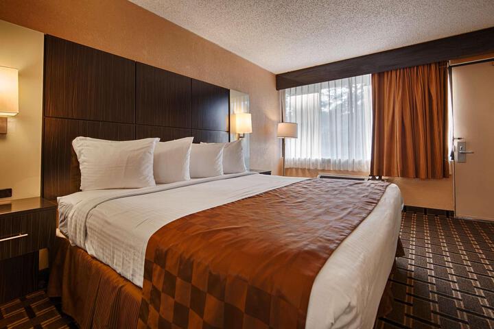 1 King Bed (8 of 10)