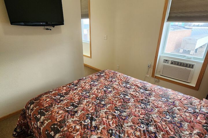 Room 4 of 9