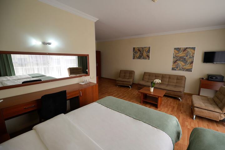 Room 17 of 37