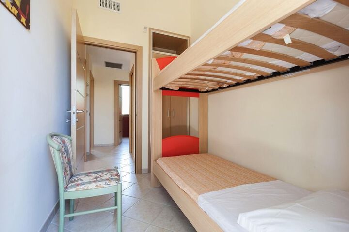 Room 2 of 38