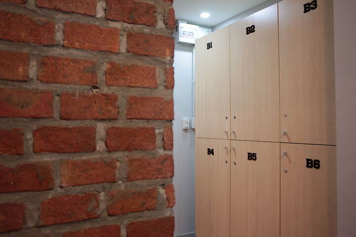 Room 6 of 90