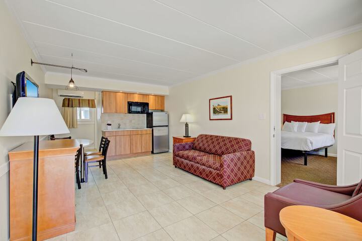 Traditional Suite 1 King Bed with Sofa Bed (10 of 23)