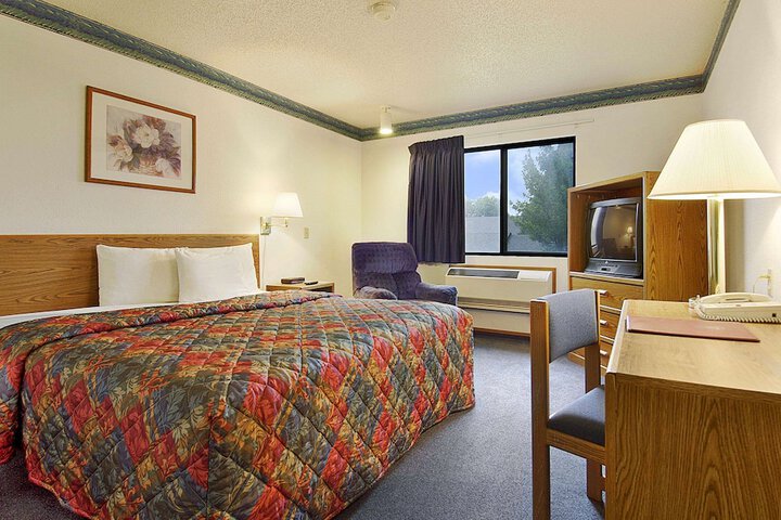 1 Queen Bed Deluxe Room (7 of 7)