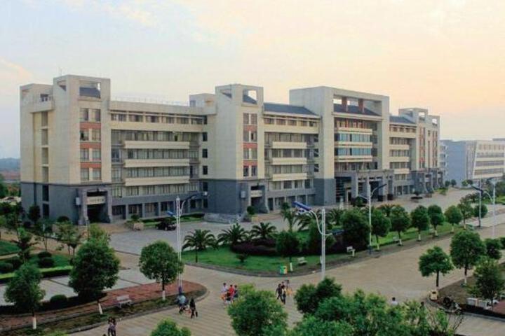 Guilin Theme Hotel (Yanshan Campus of Guangxi Normal University)