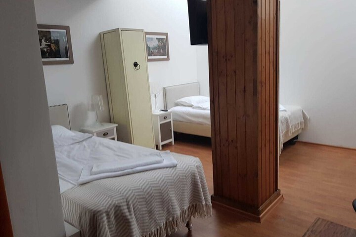 Room 7 of 12