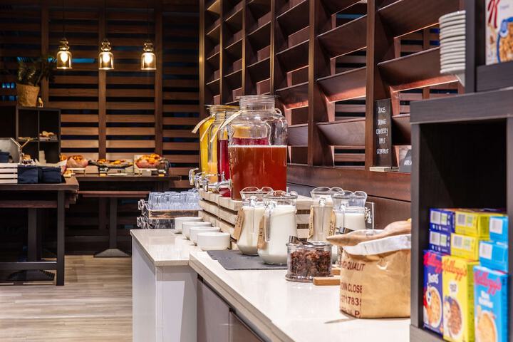 Breakfast/Coffee Service 84 of 118