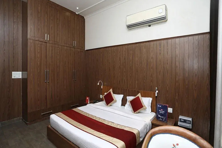 Room 6 of 13