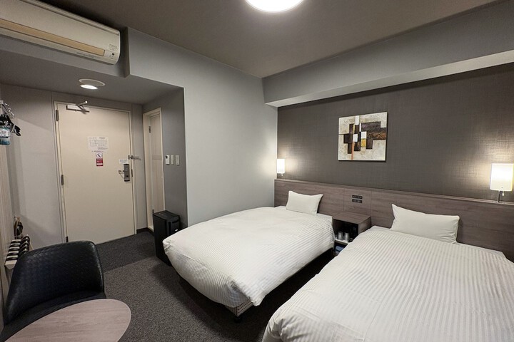 Room 5 of 32