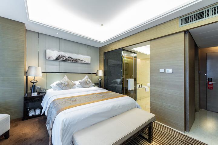 Room 28 of 216