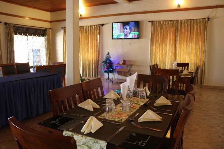 Dining 3 of 7