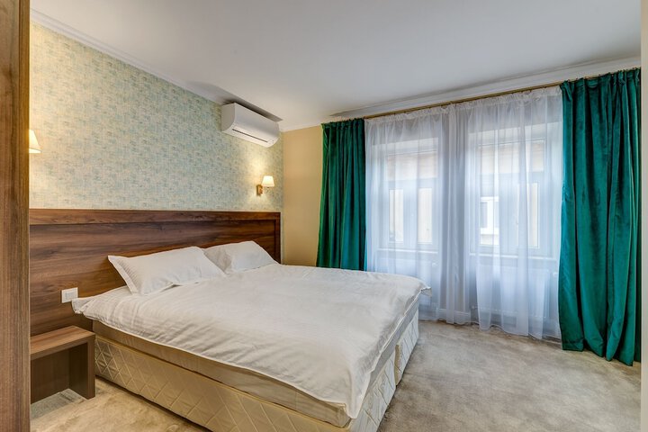 Room 9 of 19