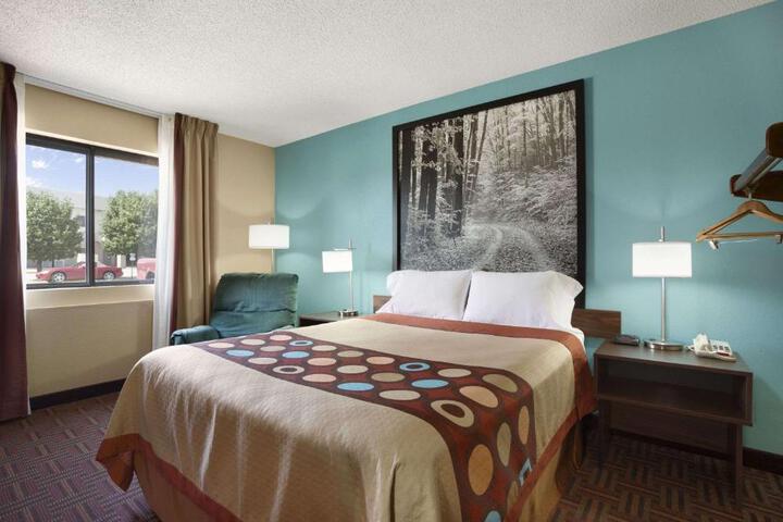 1 Queen Bed Accessible Room (3 of 12)