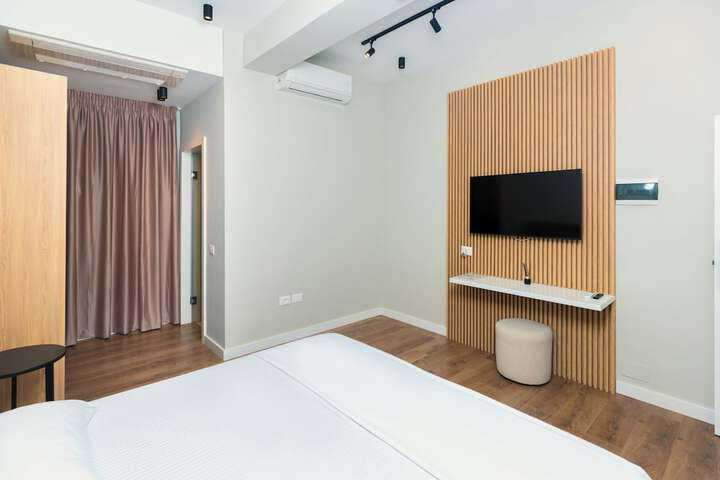 Room 32 of 84