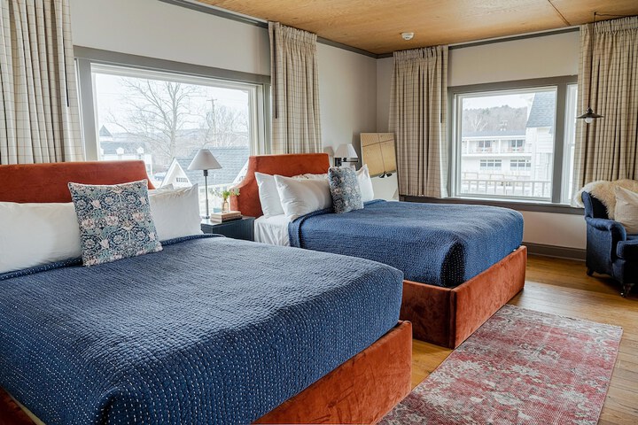1 Queen Bed Balcony Streamside View Queen (4 of 21)