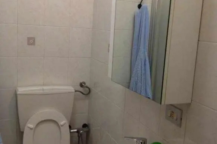 Room 5 of 9
