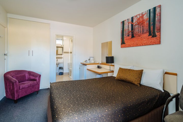 Room 10 of 37