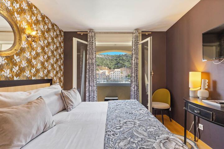 Room 2 of 32