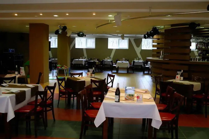 Dining 16 of 19