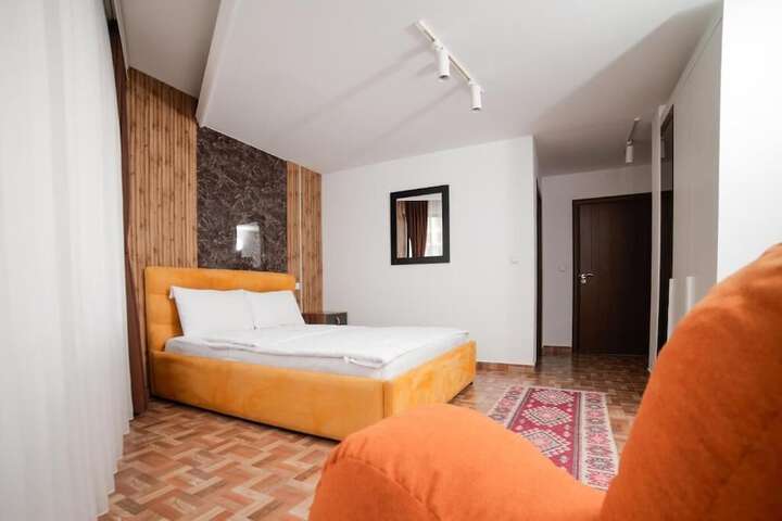 Room 6 of 32