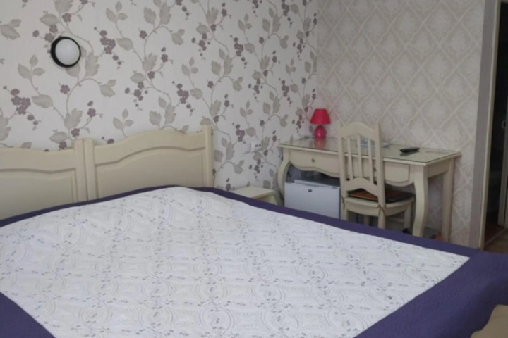 Room 4 of 16