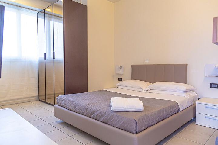 Room 6 of 42