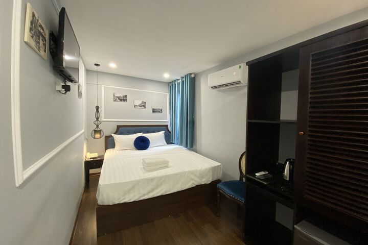 Room 6 of 14
