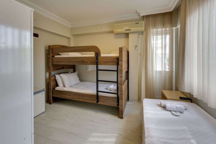 Room 25 of 102