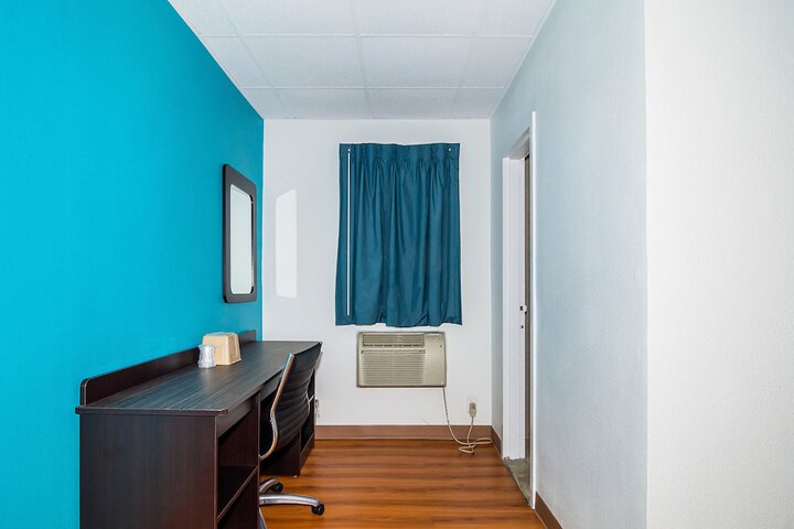 1 Queen Bed (10 of 16)
