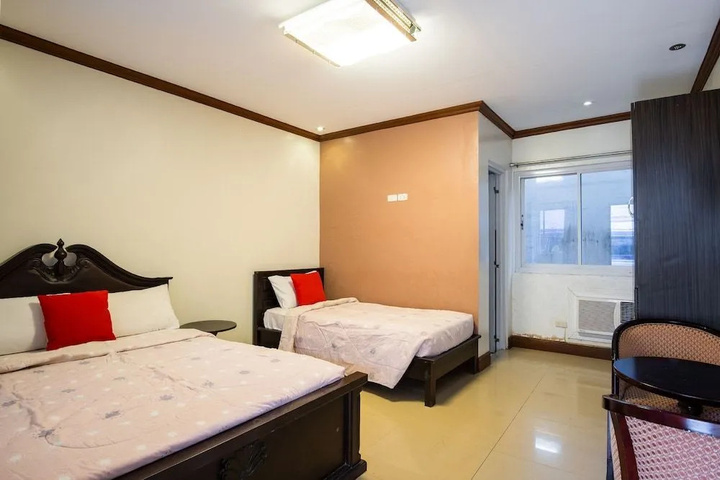 Room 5 of 9