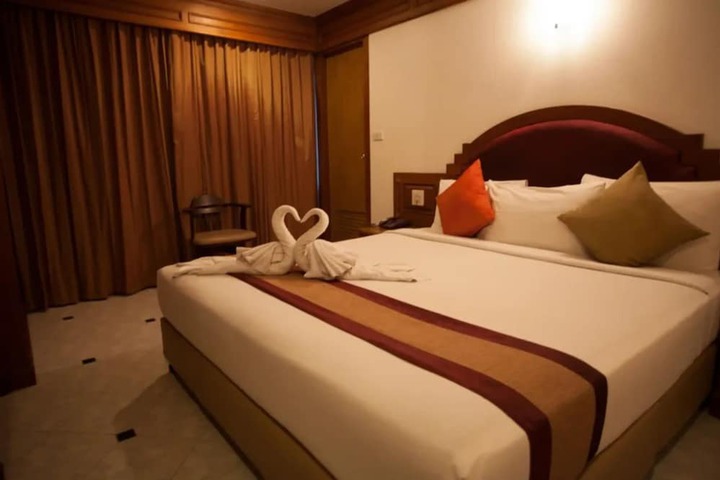Room 4 of 12