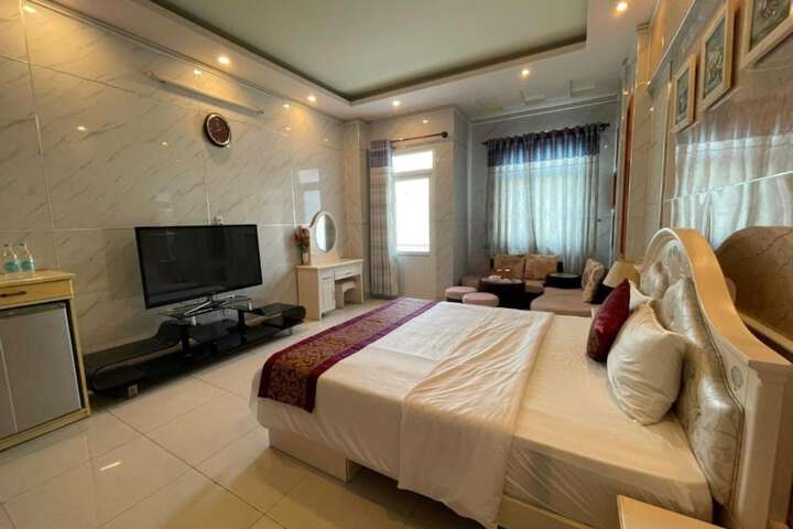 Room 4 of 8