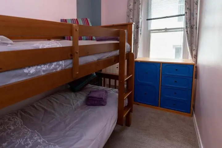 Room 4 of 10