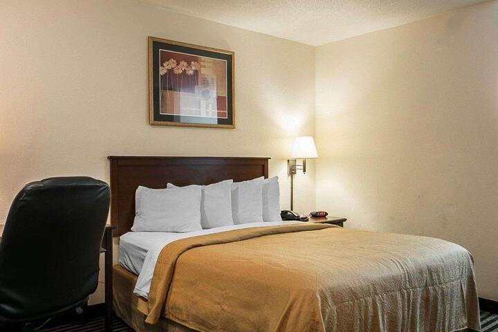 1 King Bed (5 of 5)
