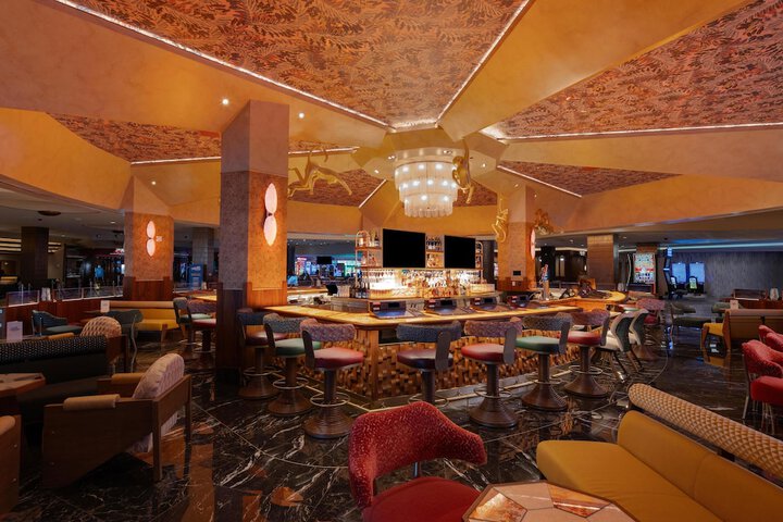 Lounge 94 of 117