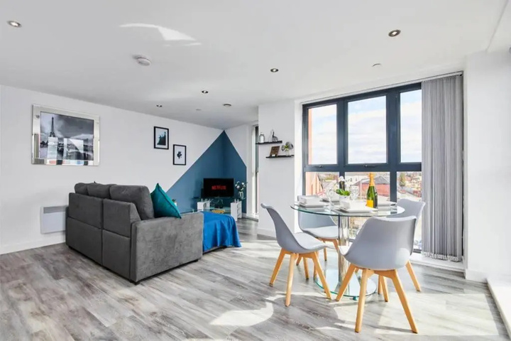 Photo of Stunning 2 bed apt with free parking close to CC