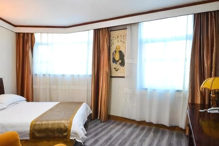 Room 3 of 8