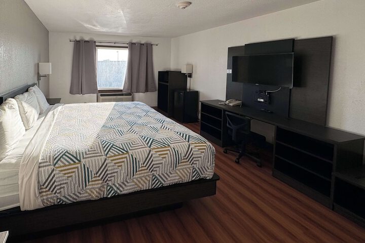 Deluxe King Bed (5 of 8)