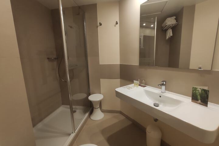 Room 32 of 76