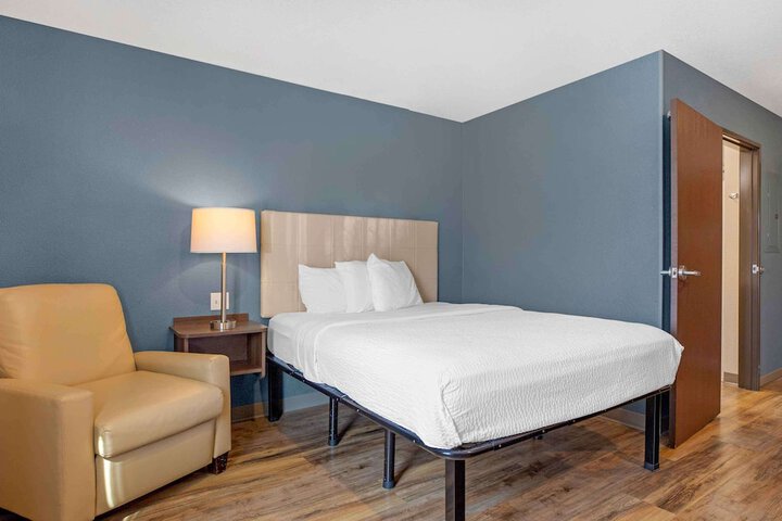 Studio Queen Bed (9 of 9)