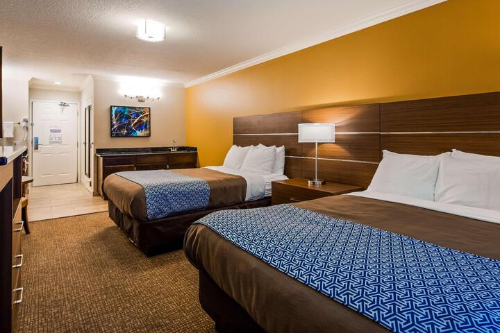 2 Queen Beds Microwave and Refrigerator WiFi Full Breakfast (11 of 19)