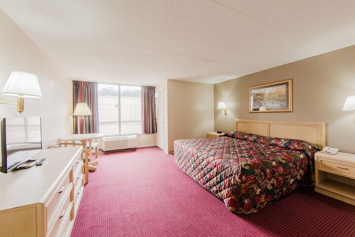 Deluxe King Bed (4 of 10)
