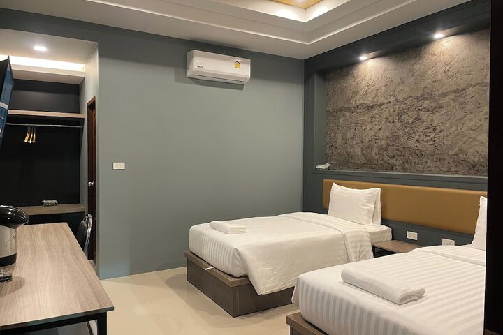 Room 6 of 12