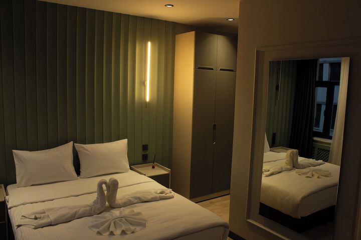 Room 13 of 27