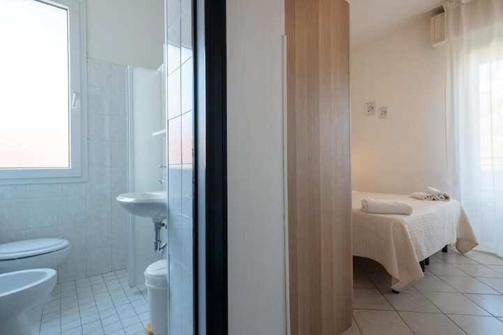 Room 14 of 27