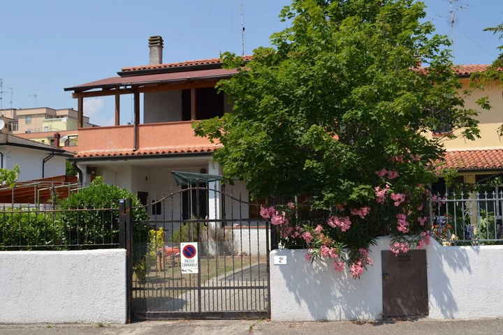 Spacious House near Beach with Private Garden & Interior Car Park