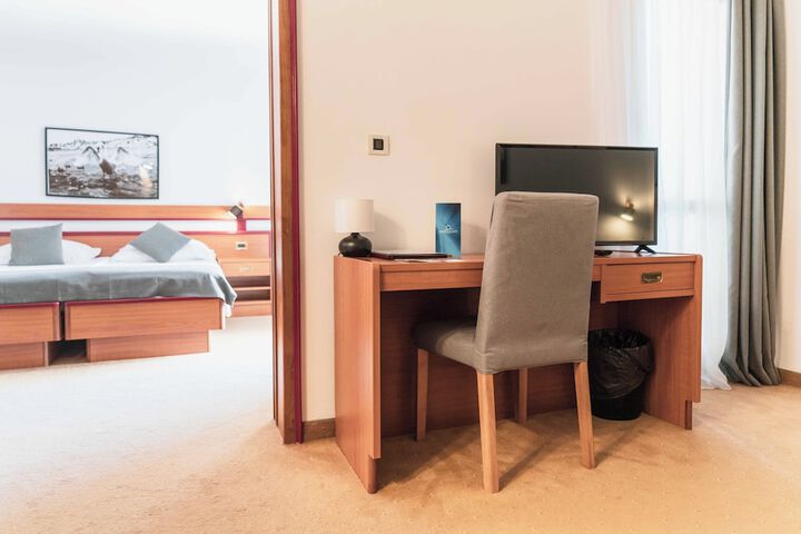 Room 33 of 90